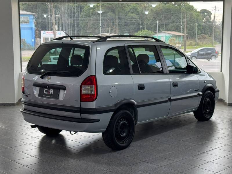 CHEVROLET - ZAFIRA - 2010/2010 - Prata - R$ 31.900,00