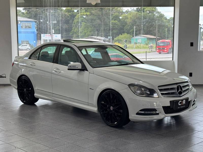MERCEDES-BENZ - C 200 - 2011/2012 - Branca - R$ 79.900,00