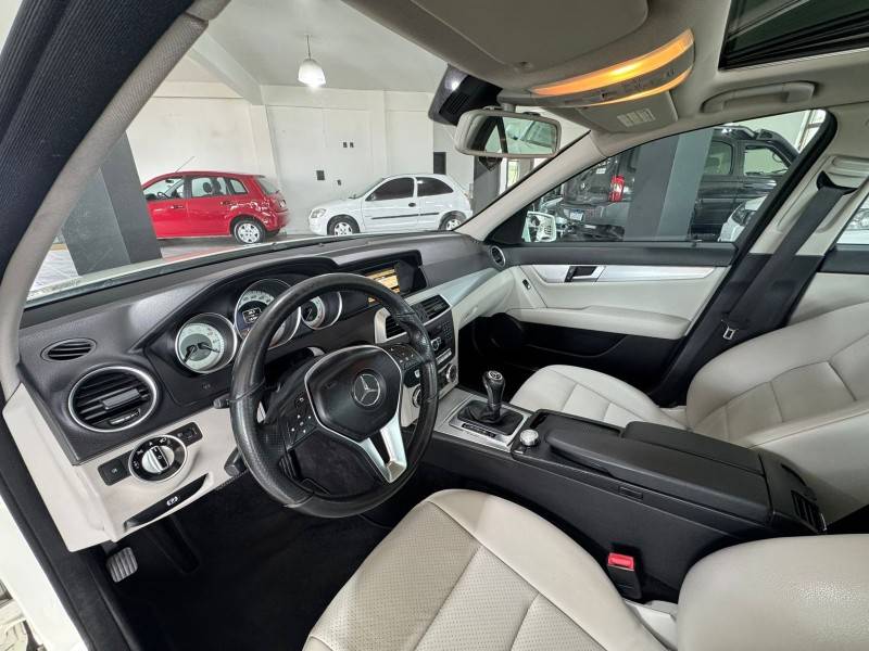MERCEDES-BENZ - C 200 - 2011/2012 - Branca - R$ 79.900,00