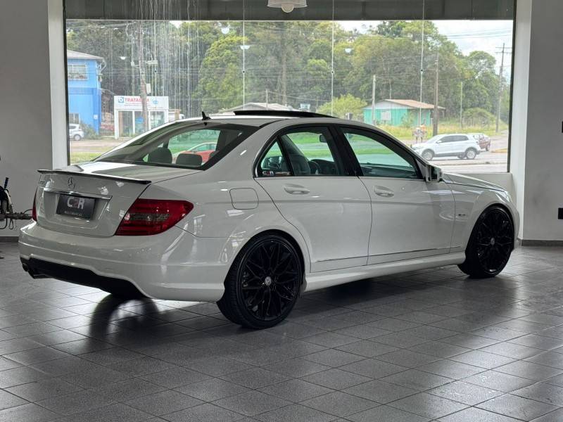 MERCEDES-BENZ - C 200 - 2011/2012 - Branca - R$ 79.900,00