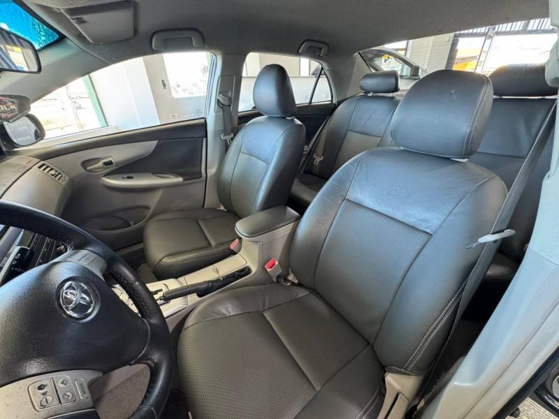 TOYOTA - COROLLA - 2013/2014 - Preta - R$ 66.900,00