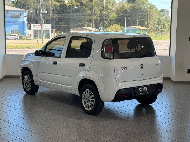 FIAT - UNO - 2017/2018 - Branca - R$ 40.900,00