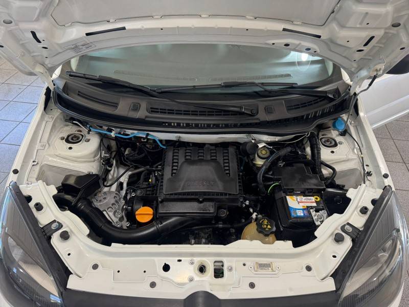 FIAT - UNO - 2017/2018 - Branca - R$ 40.900,00