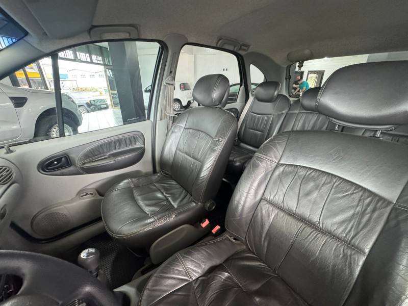 RENAULT - SCÉNIC - 2004/2005 - Prata - R$ 18.900,00