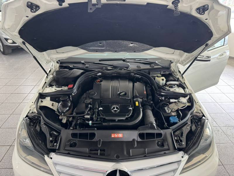MERCEDES-BENZ - C 200 - 2011/2012 - Branca - R$ 79.900,00