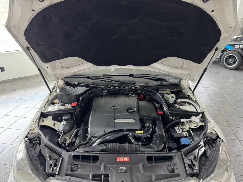MERCEDES-BENZ - C 180 - 2013/2013 - Branca - R$ 75.900,00