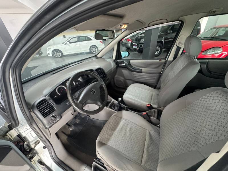 CHEVROLET - ZAFIRA - 2010/2010 - Prata - R$ 31.900,00